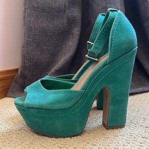 Pinup style Steve Madden pump